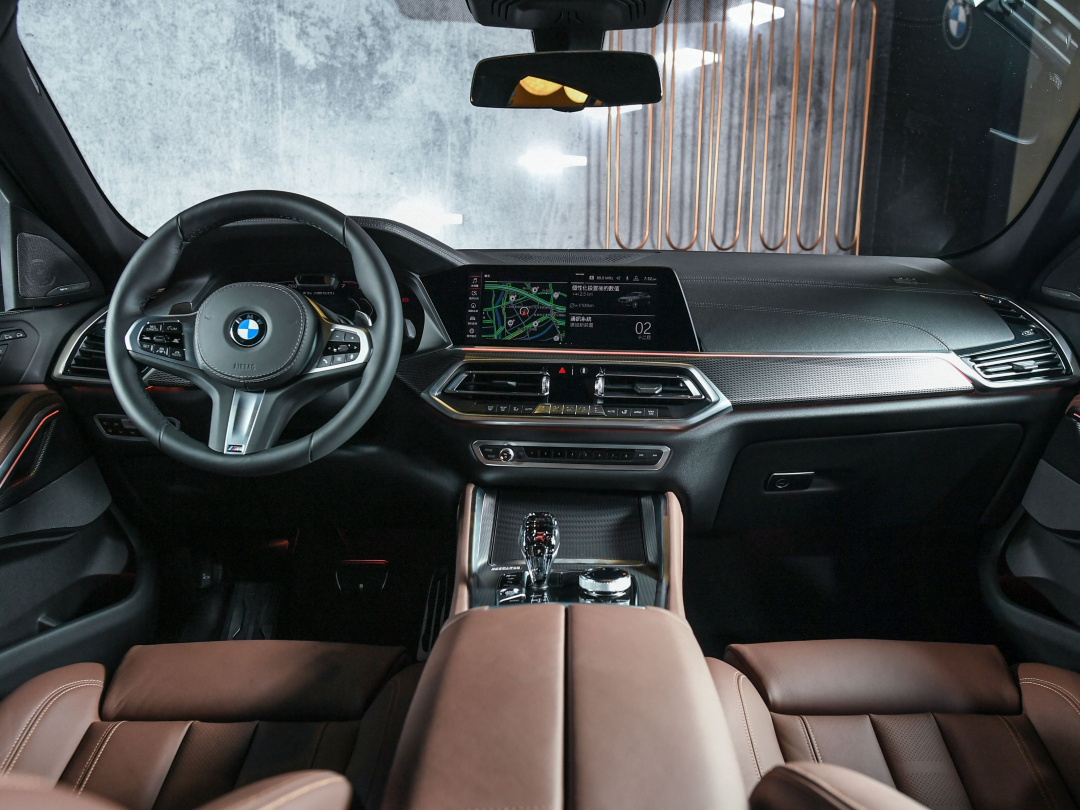 SMALL_[新聞照片五] 全新BMW X6標準配備Vernasca真皮跑車座椅與頂級水晶中控套件等高質感內裝，展現尊貴不凡座艙氛圍